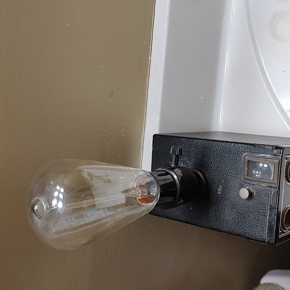 A beautiful vintage Kodak Brownie camera turned into a lamp with an Edison bulb - Picture 6 of 8